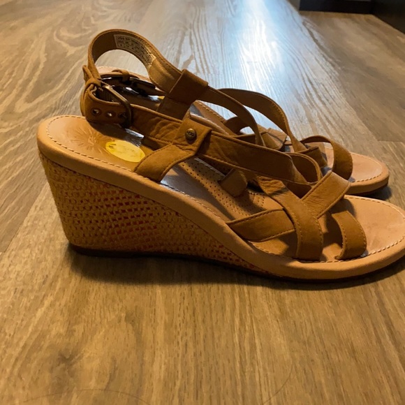 UGG Gaiana leather sandals never worn size 9 - Picture 3 of 4